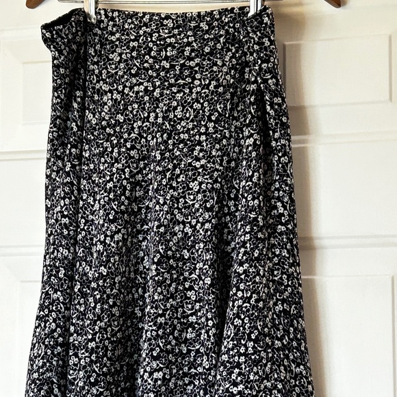 Chaps Navy Blue & White Floral Skirt *Size 0 - Picture 3 of 5